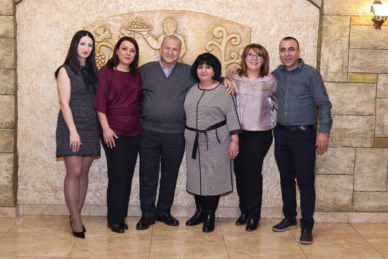 Ընտանիքը միասին տոնակատարության ժամանակ
