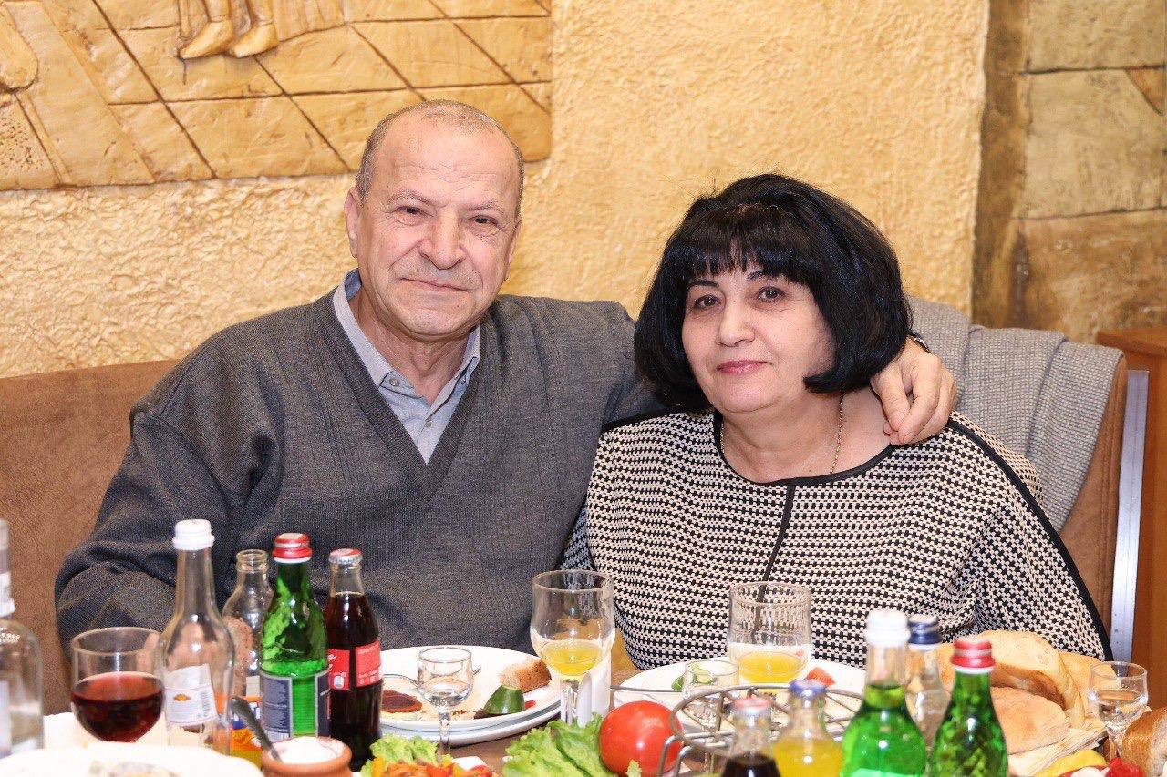 Զույգը տոնական սեղանի մոտ